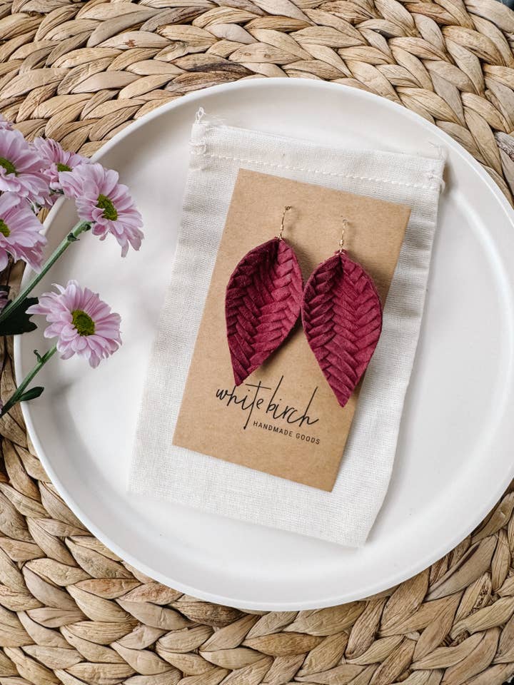 Boucles d'oreilles en cuir tressé feuille framboise pour la vente par Whitebirch Handmade Goods
