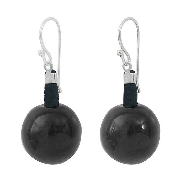 Orecchini in ciliegio nero, avorio, vegetale, ganci in argento per la vendita all'ingrosso da parte di Lunasol