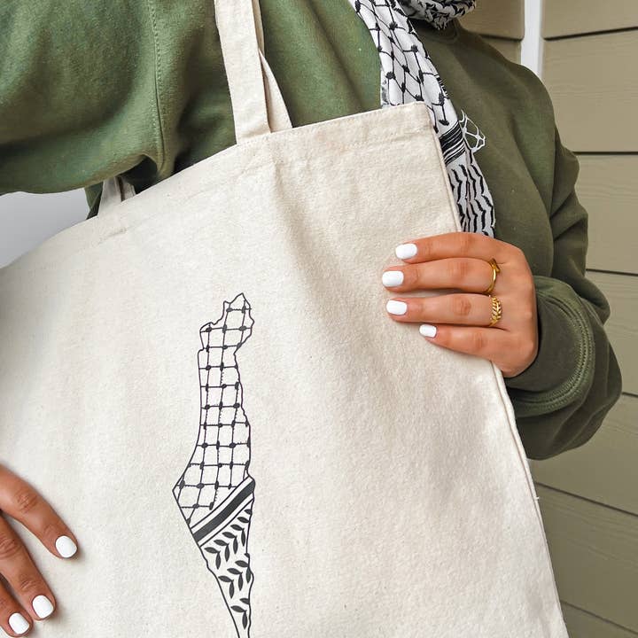 Bolsa Kuffiyeh negra con mapa de Palestina para venta al por mayor de Meryum Designs