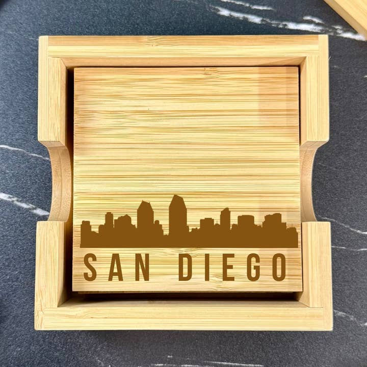 San Diego Skyline Bambus Briketsæt - 4 Brikker + Holder for engroshandel hos Mermaid of Hilton Head
