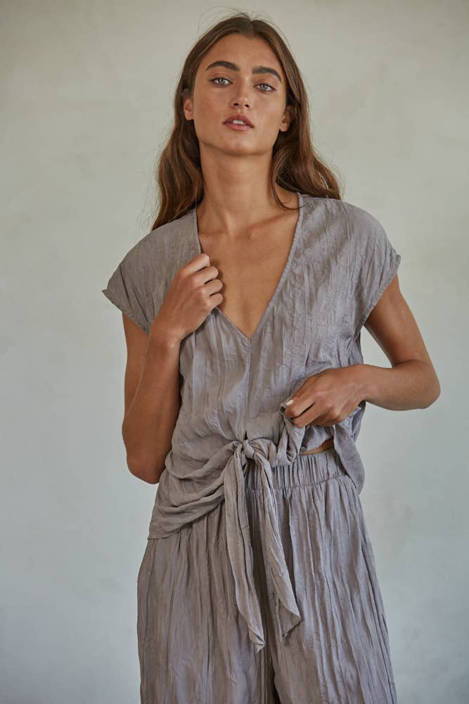 By Together - Vente Chemisier – femme - L6953 | Haut sans manches à col en V en polyester tissé avec nœud à l'avant5