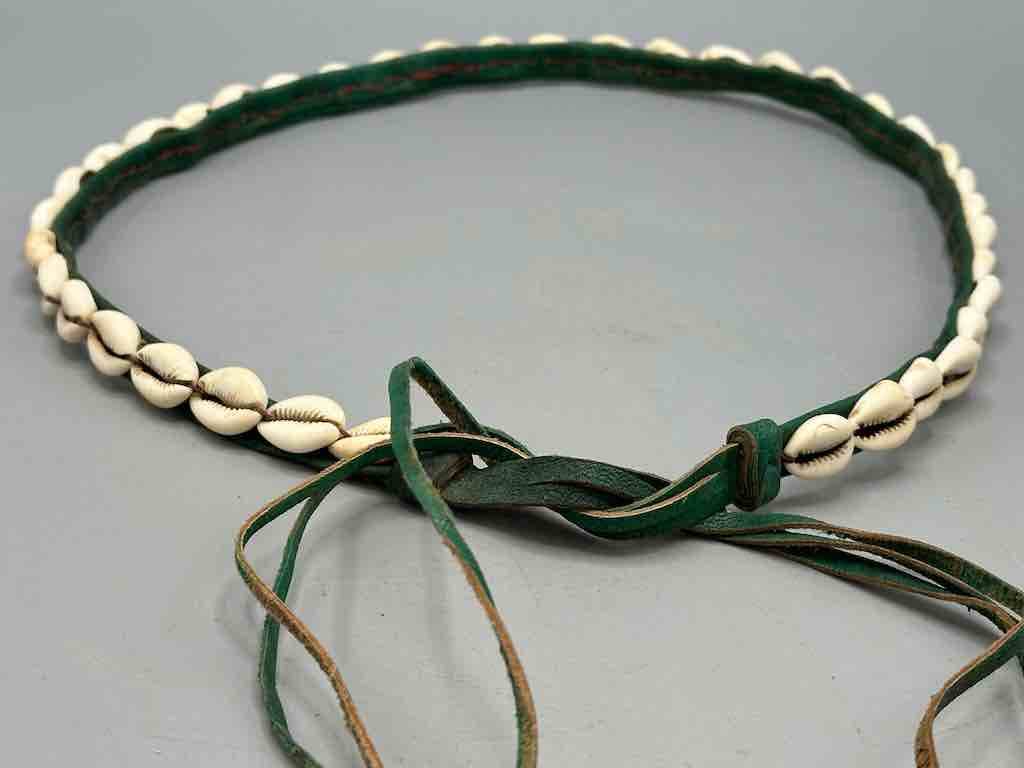 The Niger Bend – Großhandel Gürtel – Damen – Schmaler afrikanischer Krawattenverschluss aus echtem Kaurimuschelleder24