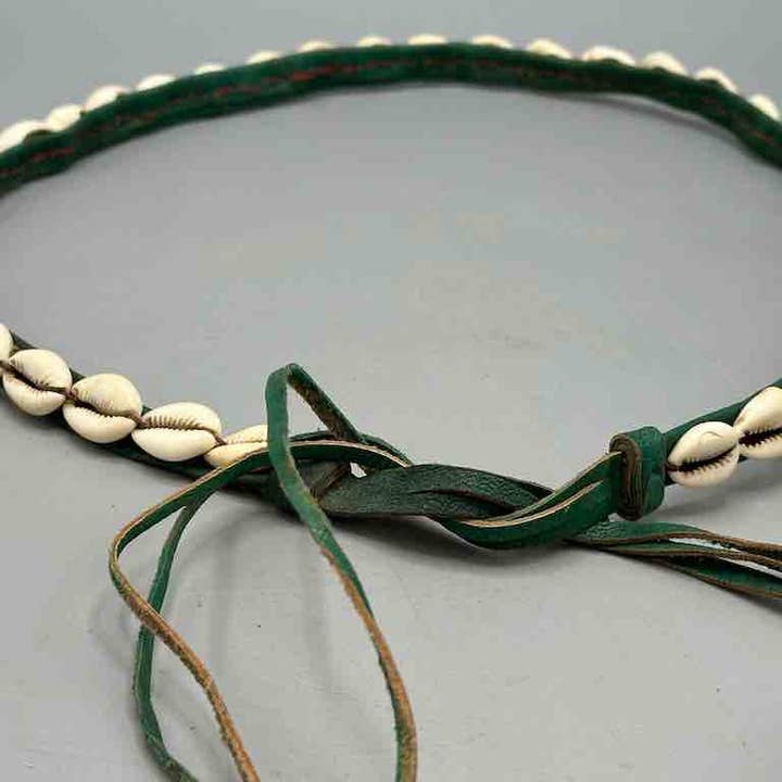 The Niger Bend – Großhandel Gürtel – Damen – Schmaler afrikanischer Krawattenverschluss aus echtem Kaurimuschelleder24