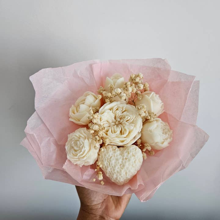 Flower Bouquet Wickless Scented Candles with Jesmonite Vase for wholesale by bel-jewelry