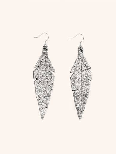 Feathers Midi zilveren lederen bengelende oorbellen voor wholesale door Viaminnet