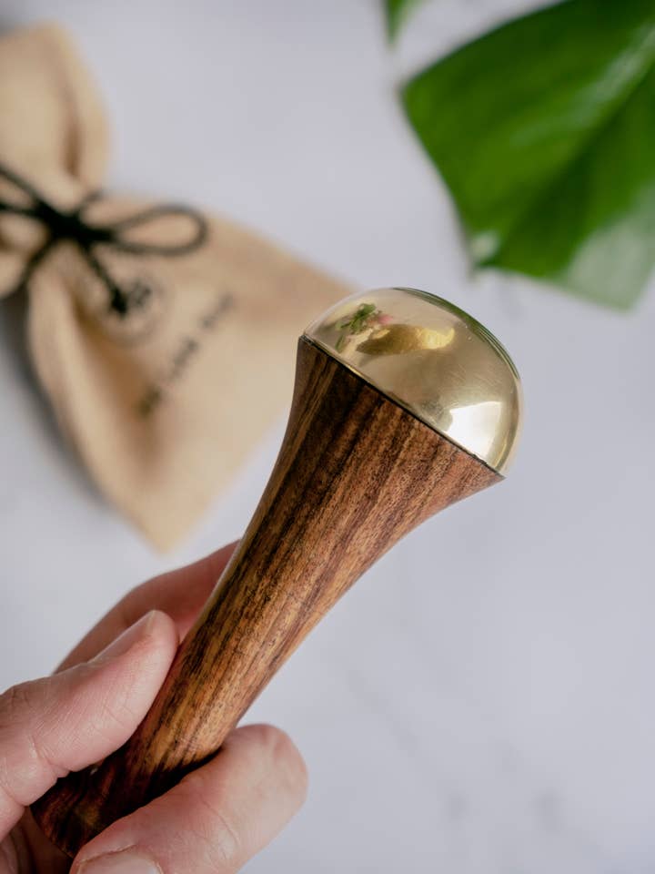 KANSA WAND (Indisches Gesichts- und Körperwerkzeug) für den Großhandel von The Lab Room