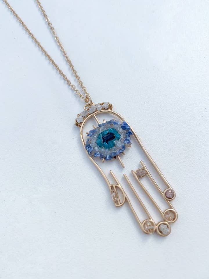 Collar de Hamsa con Cristales Sanadores – Diamantes en Bruto y Sodalita para venta al por mayor de Ariana Ost