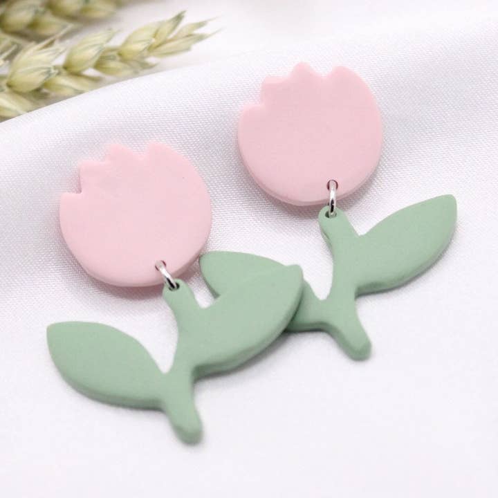 Brincos de argila de tulipa feitos à mão - Tulipas cor-de-rosa - Brinco de argila de polímero floral - Presentes para ela - Jóias mínimas - Primavera 2022 por atacado de Studio Artemis