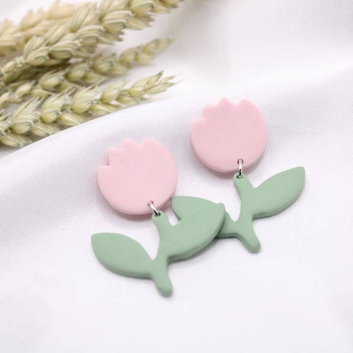 Håndlavede Tulip Clay Øreringe - Pink Tulipaner - Blomster Polymer Clay Øreringe - Gaver til hende - Minimale smykker - Forår 2022 for engroshandel hos Studio Artemis