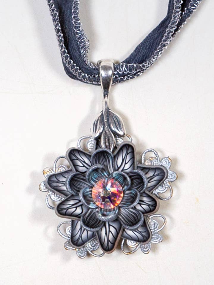 Blommig Hängsmycke Liten - nyanser av grått för wholesale av Petal Pushers by Janet Pitcher