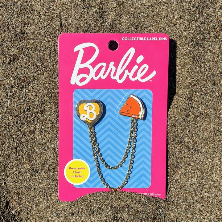 Little Shop of Pins – Engroshandel Reversnål/knap – Barbie™ B hjerte- og vandmelonstifter med aftagelige kæder2