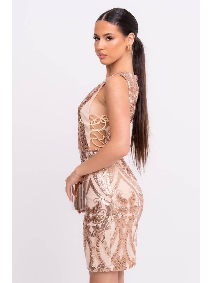 Nazz Collection Clothing Ltd - Venta al por mayor Vestido - Mujer - Forever Gold Luxe Vestido con adornos de lentejuelas ilusión profunda con lazo lateral