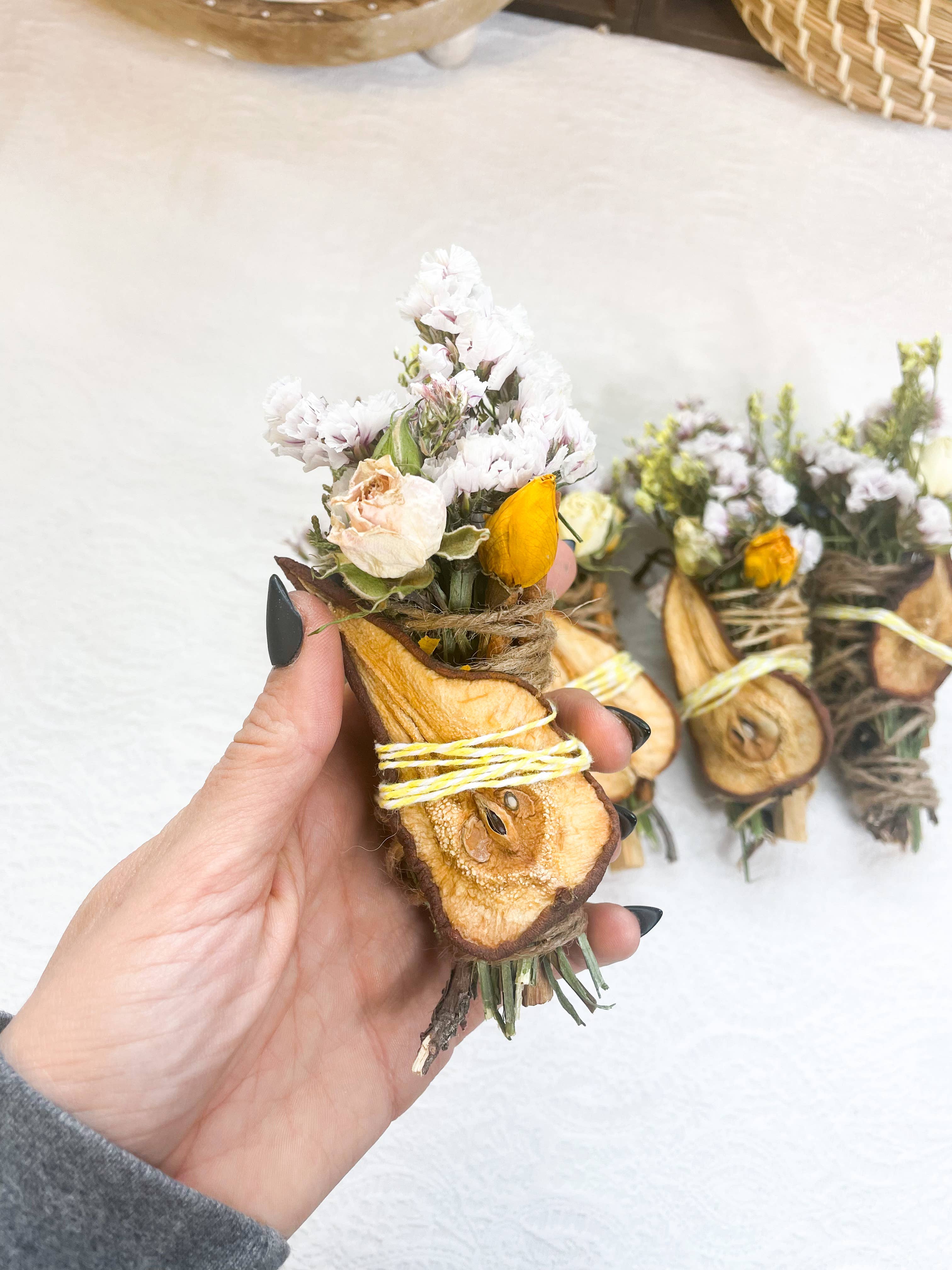 CharlieHaze - Wholesale Smudge Stick - Pear, Palo Santo, Juniper, and Cinnamon Smudge Stick15