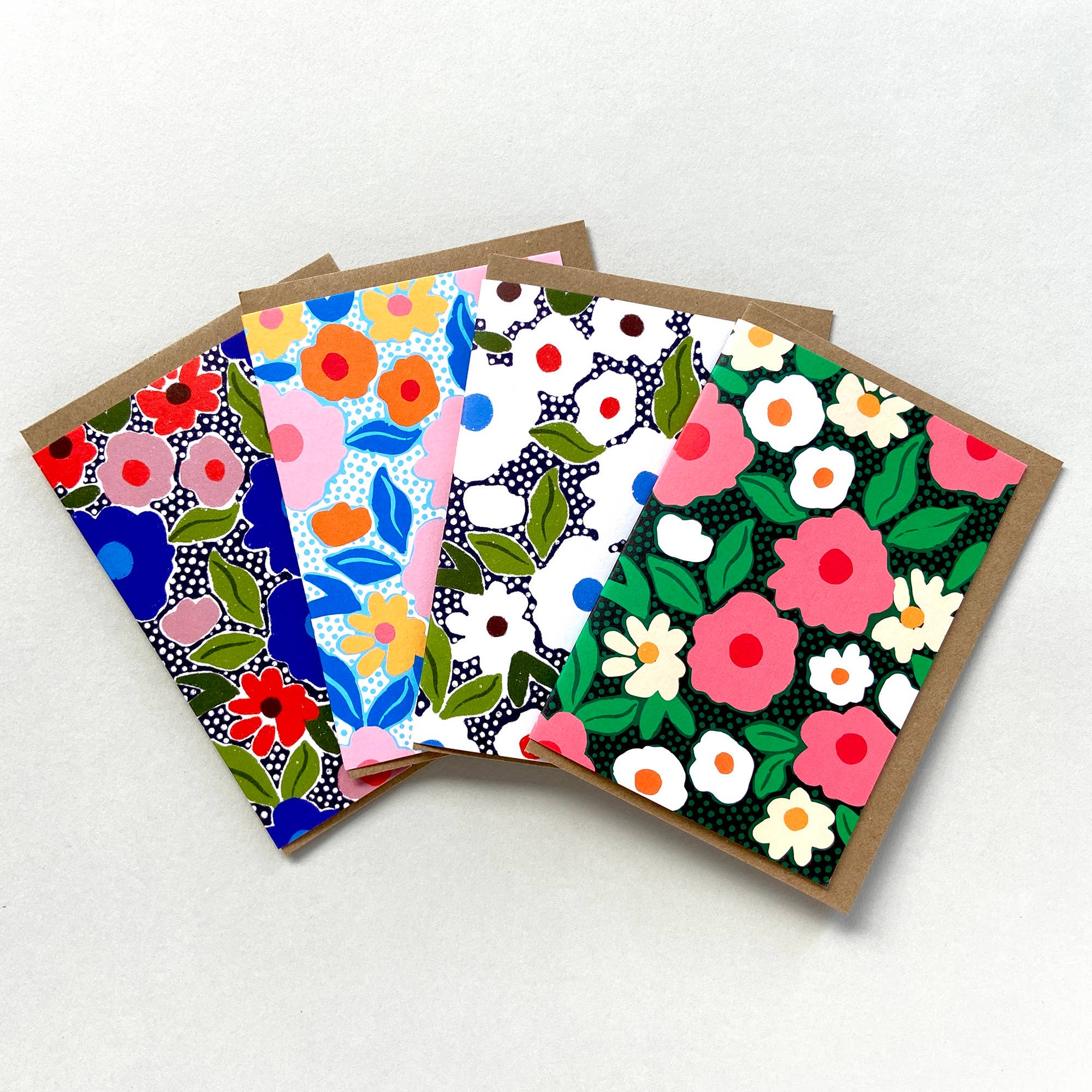 Maggie Magoo Designs - Vente Carte de vœux classique - Carte vierge - fleurs audacieuses vertes et roses1