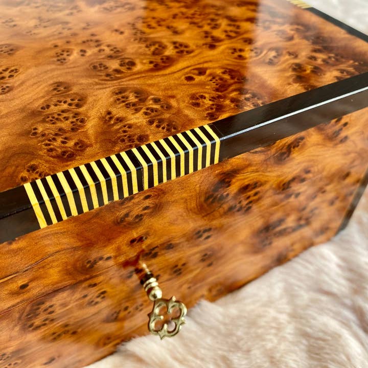 Caixa de joias marroquina de 8"x5", grande caixa de joias de madeira de tuia com fechadura e chave, presente de Natal para casais, caixa de memórias de madeira para casamento. por atacado de AtlasPerles