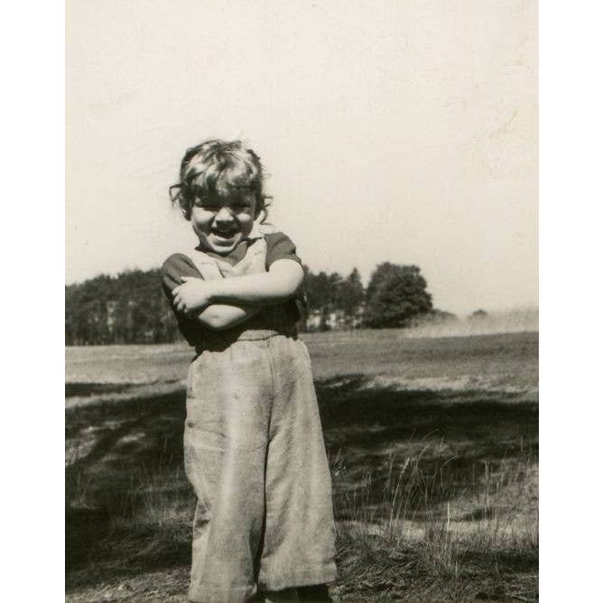 Giovane ragazza nel campo per la vendita all'ingrosso da parte di Retrospect Greeting Cards