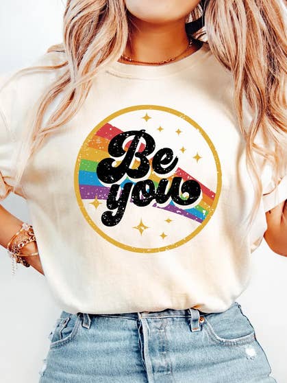 Sei du selbst Pride Regenbogen T-Shirt für den Großhandel von Boho Bloom Emporium