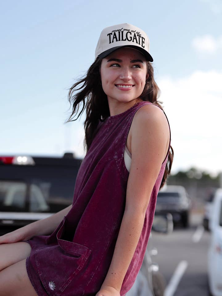 Rencontrez-moi à la porte arrière Casquette Trucker 3D Brodée - Naturel/Noir pour la vente par Jadelynn Brooke