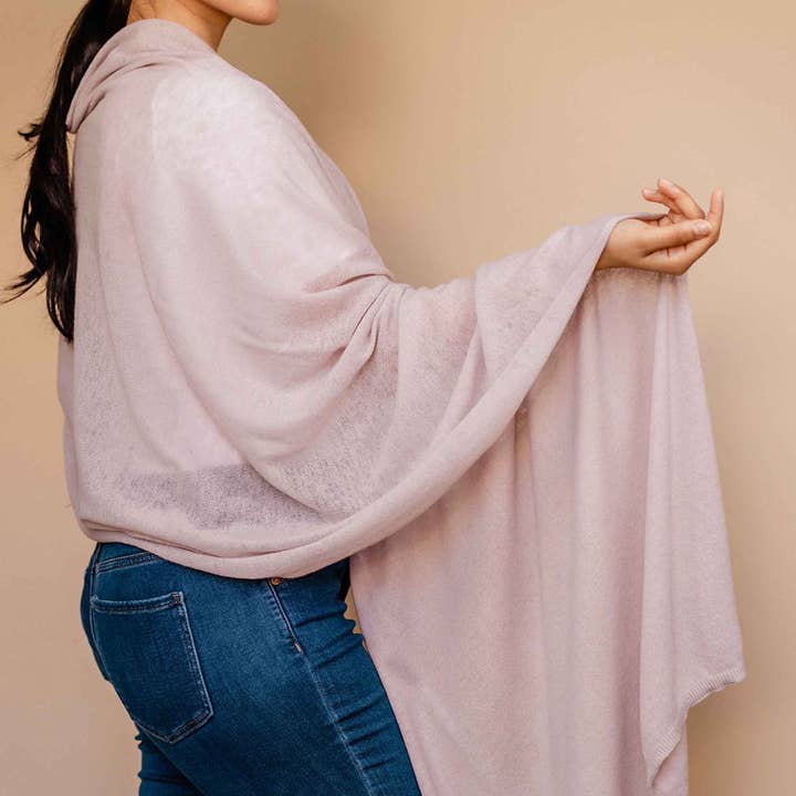 Adorable châle en laine d'agneau tricotée violet lavande pour la vente par Embrace