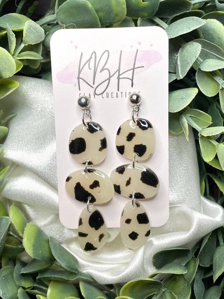 Doorschijnende oorbellen van boho-klei met koeienprint voor wholesale door KBH CREATIONS