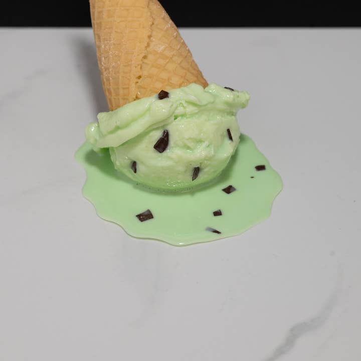 Just Dough It! Fake Foods – wholesale Dekorativt bordsobjekt – Falska smältande Mint choklad Chip Glass Cone