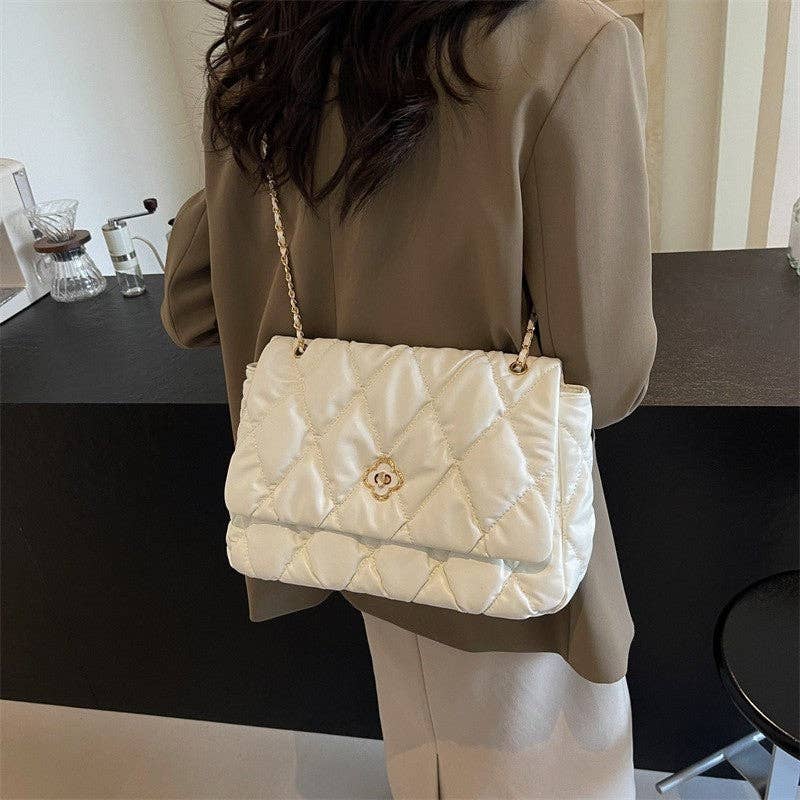 ShieldChic – Großhandel Umhängetasche - Damen – Retro-Handtasche mit Anhänger1