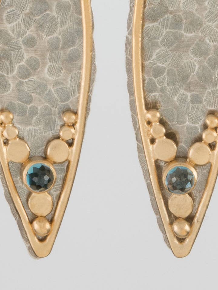 Två tonade löv örhängen för wholesale av Austin Titus Studio