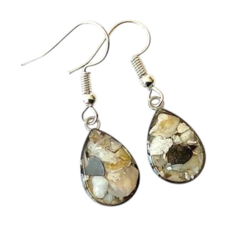 Pendientes "gota" de Ostréalita (reciclaje de conchas de ostras) sobre soporte de latón plateado para venta al por mayor de FEMER