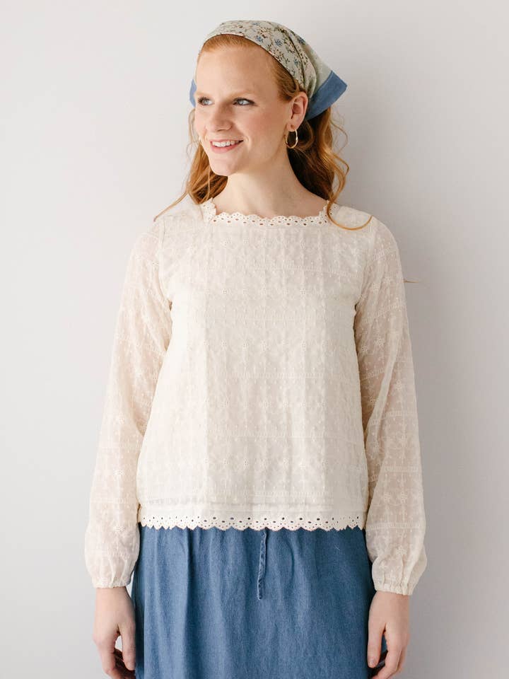 Haut en dentelle brodée « Victoria » pour la vente par The Main Street Exchange