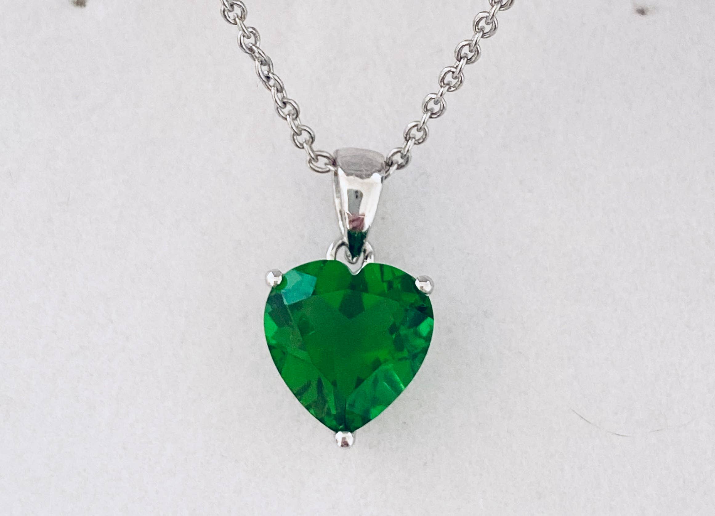 Twan Kee Jewelry – Großhandel Individueller Charm/Anhänger – Klassischer 8mm Herzform Helenit Anhänger aus Sterlingsilber2