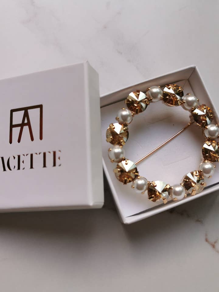 Broche redondo en cristal Swarovski dorado y perlas para venta al por mayor de FACETTE