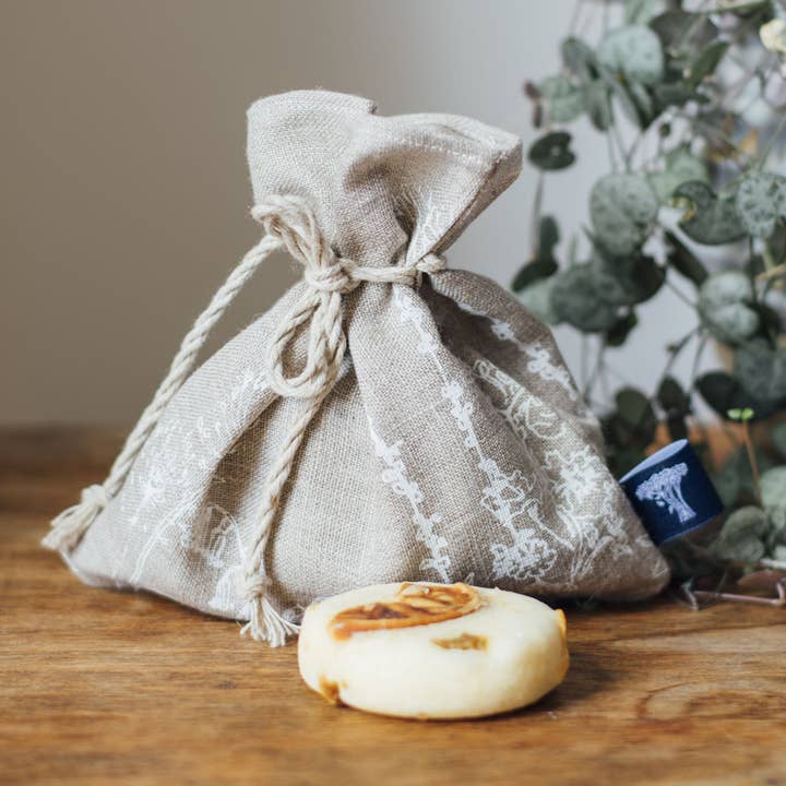 Sac à savon écologique pour la vente par Helen Round - hand printed linen and bamboo wellness