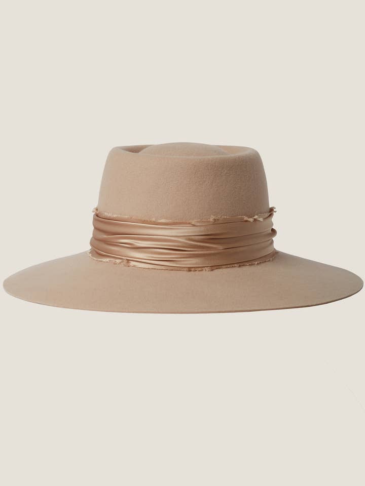 Cappello in feltro MONT CERVIN nude con fascia in seta distorta nude per la vendita all'ingrosso da parte di DILARA LATROUS