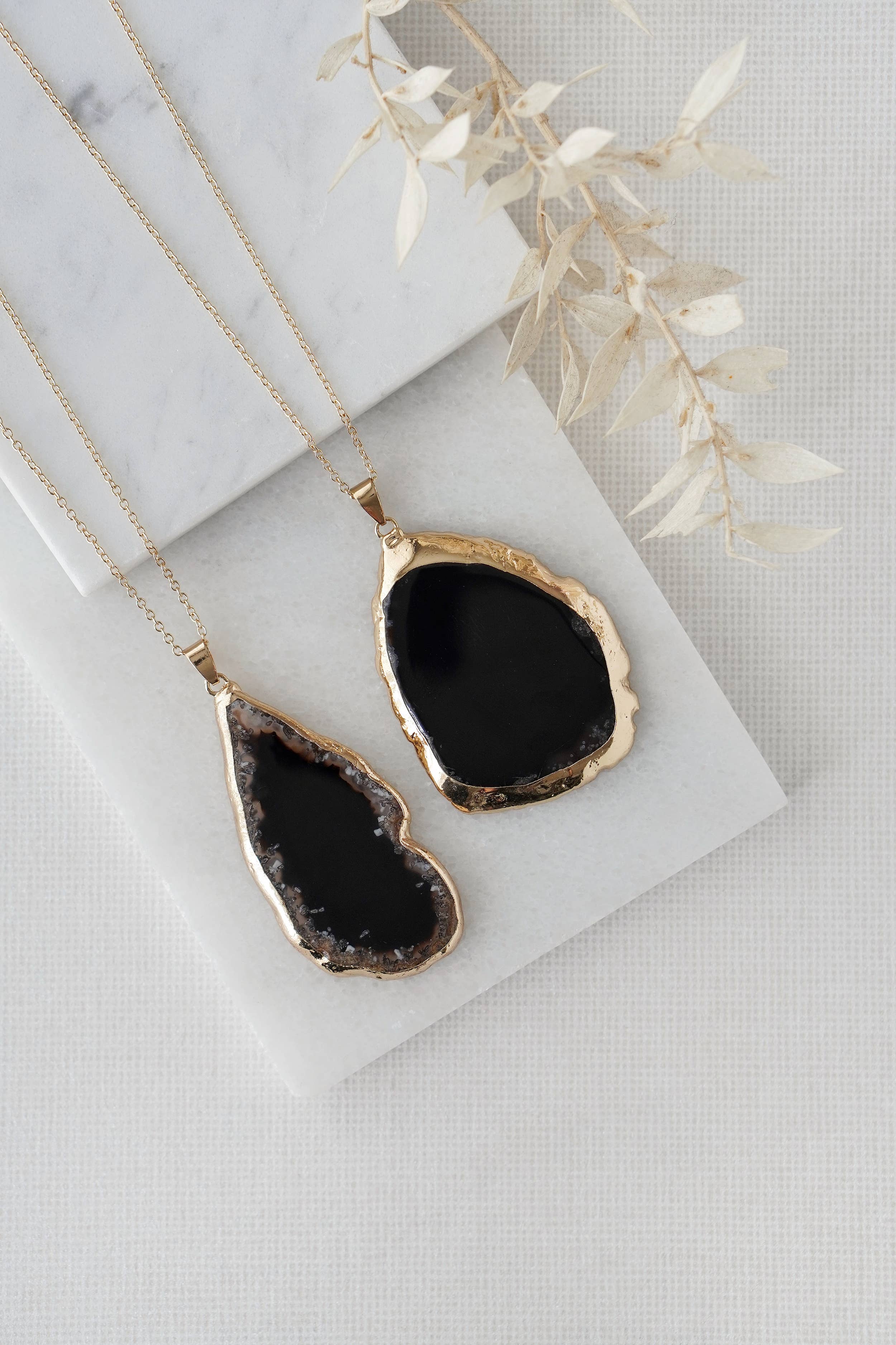 Xander Kostroma - Vente Colliers à pendentif - Collier sautoir en agate noire avec bordures dorées
