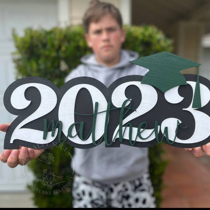 Salty Soul Woodworks & Apparel – Engroshandel Skilt – Personligt gradueringsfoto prop/navneskilt