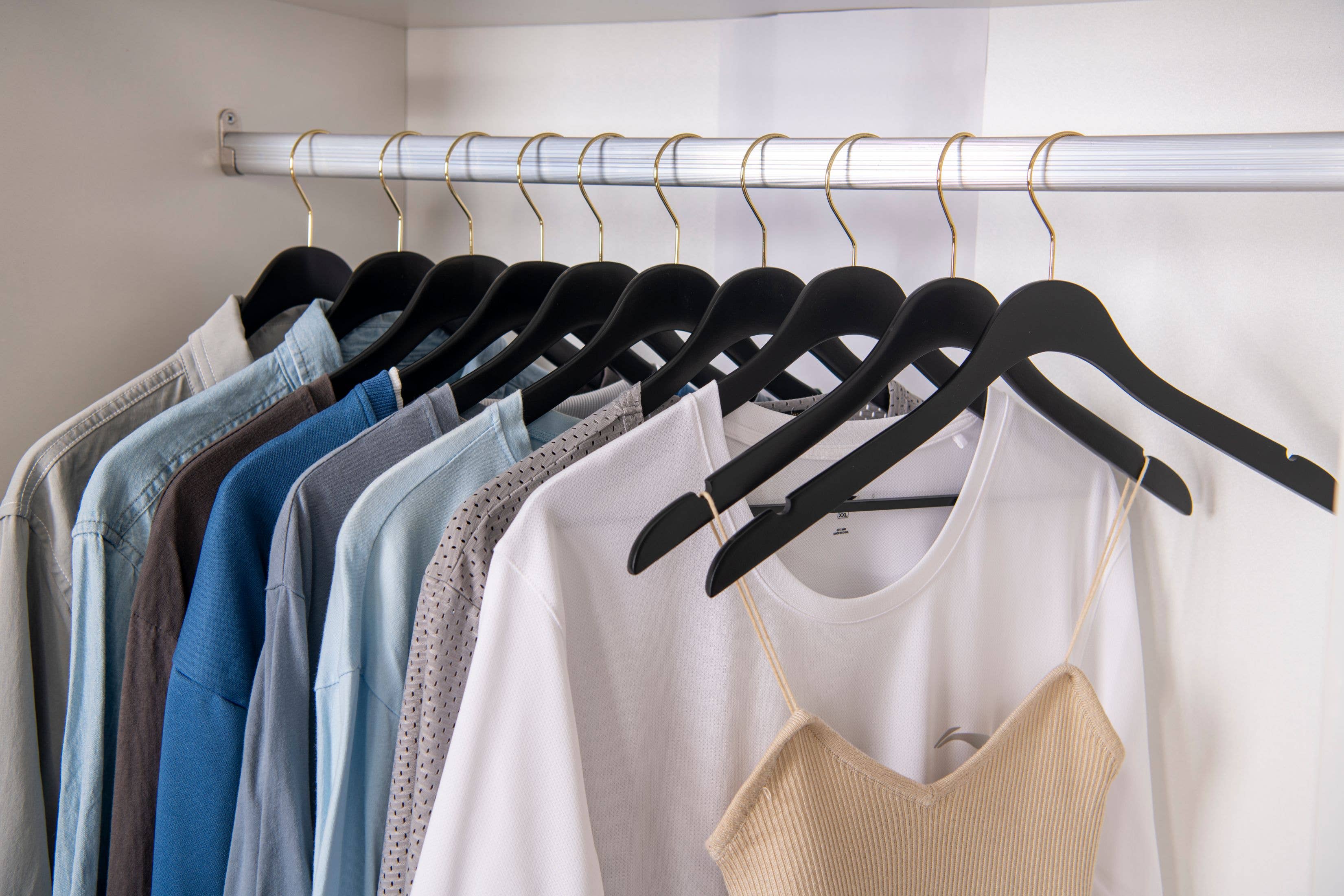 Quality Hangers - Wholesale Clothes Hangers - WS70 Ultra Slim Suit Hangers with Pant Bar Black/gold - 5PK21