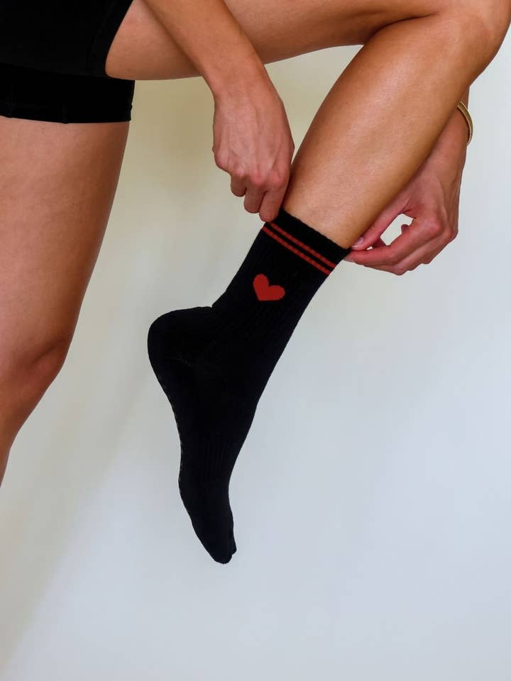 Les Chaussettes à Poignée Cœur - Noir pour la vente par California Grip Socks