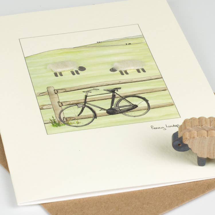 Papersheep UK - Venta al por mayor Tarjetas de felicitación - Tarjeta de felicitación con diseño de oveja y bicicleta con acabado de lana | C61