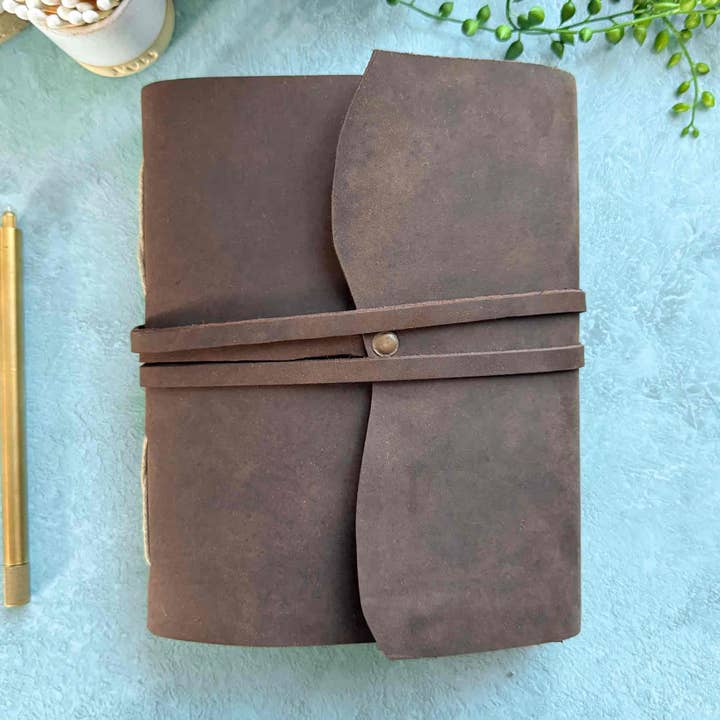 A5 Hochformat handgefertigtes braunes Lederjournal in Geschenktasche für den Großhandel von The Natural Paper Company