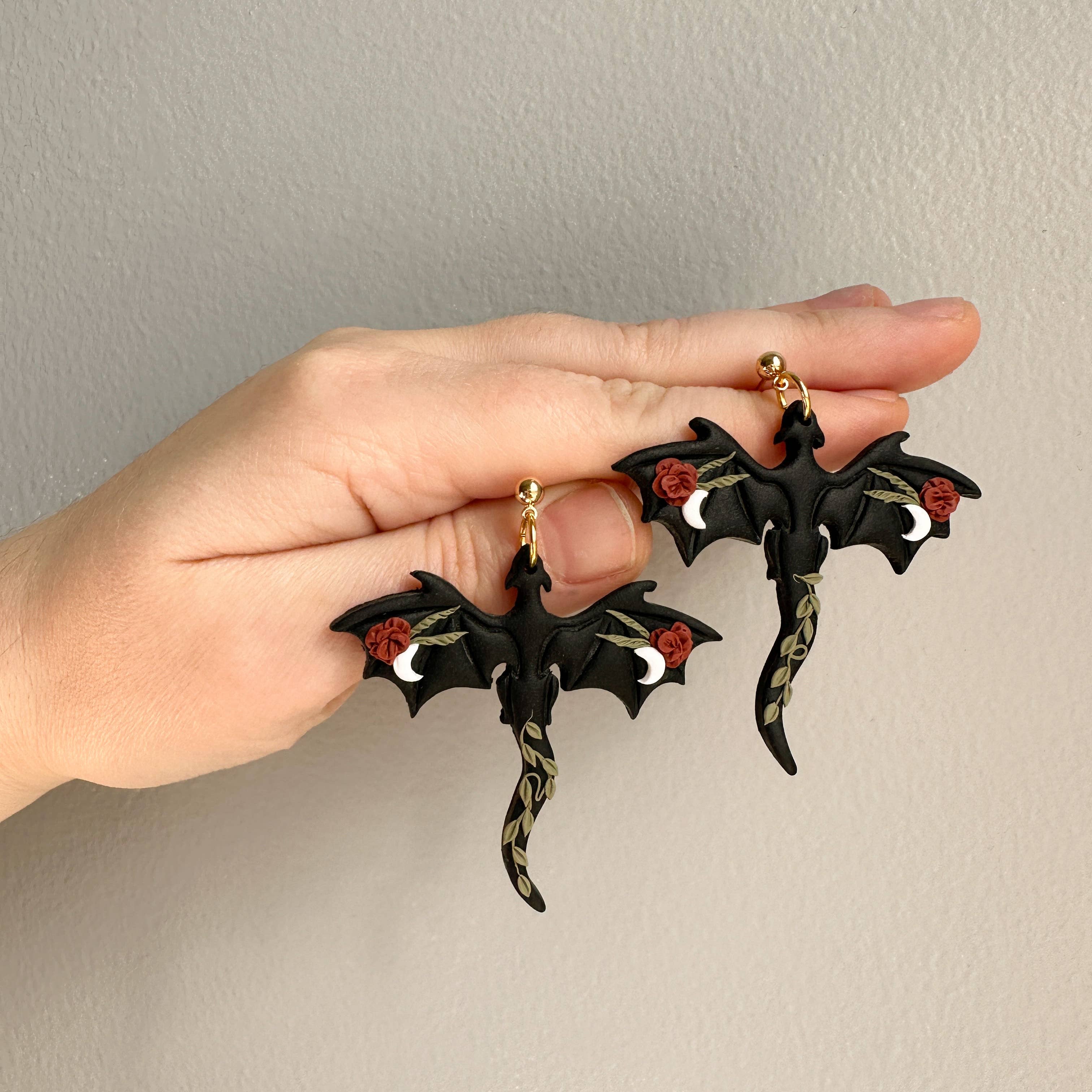 Amber Rae Studio – Großhandel Ohrhänger – Drachen-Ohrringe mit Blumenmuster | Drachen1