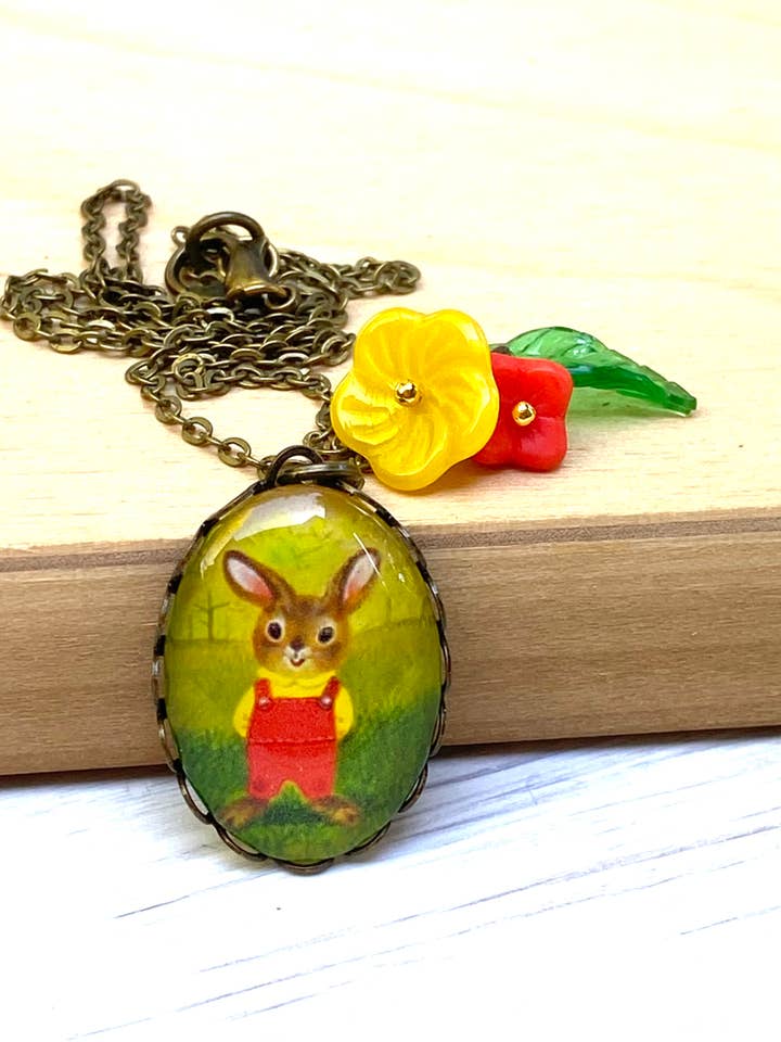 Collier en forme de lapin en forme de camée, joli livre rétro « Je suis un lapin », livre de 18 pouces pour la vente par Red Truck Designs