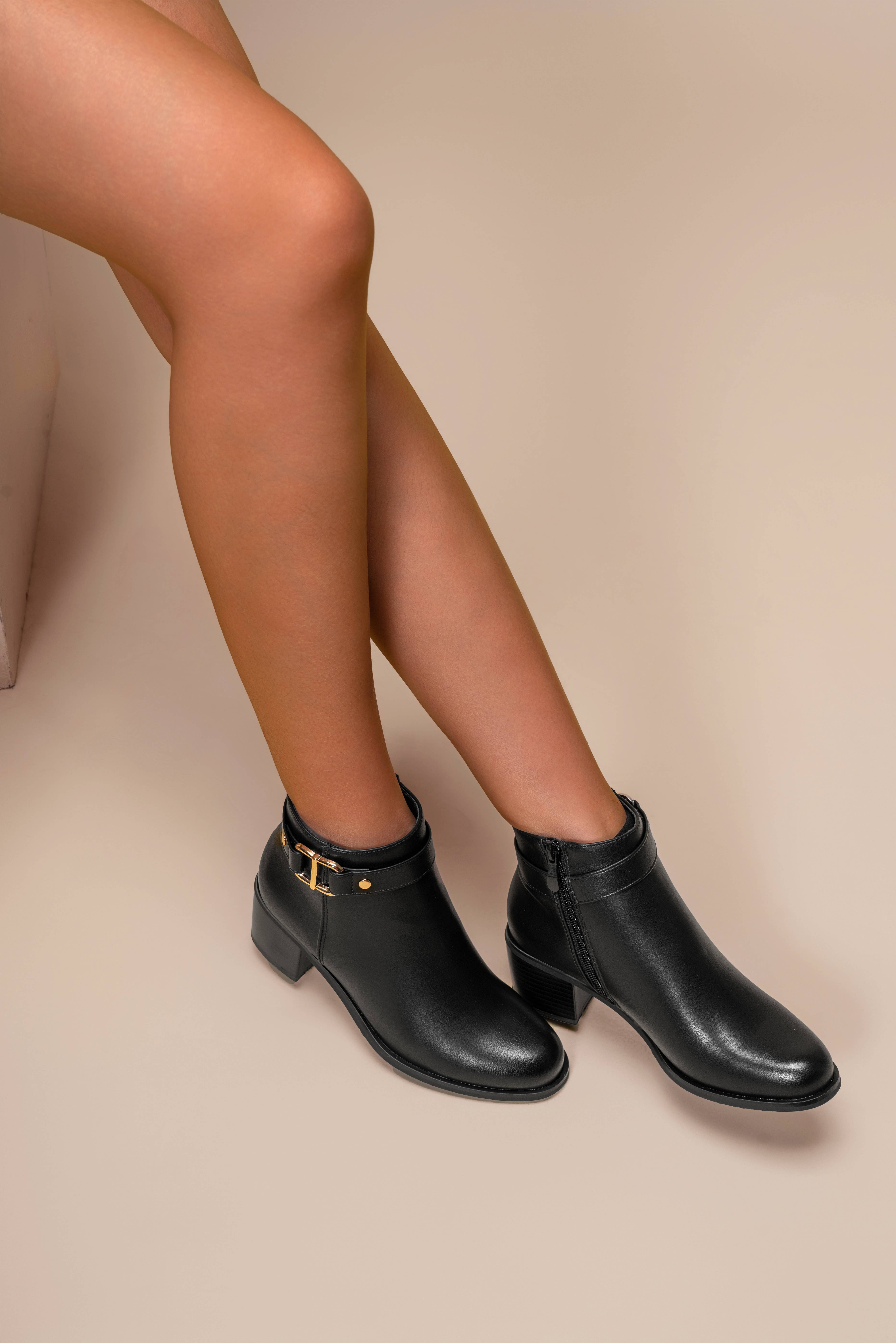 C'M PARIS – Großhandel Stiefeletten – Damen – Blockabsatz-Stiefelette mit T-Schnalle 30197