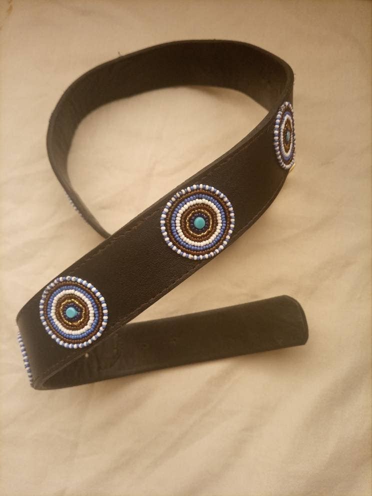 Delight merchants – Großhandel Gürtel – Damen – Blaue und braune handgefertigte Ledergürtel mit Perlen aus Kenia mit kostenlosem Versand1