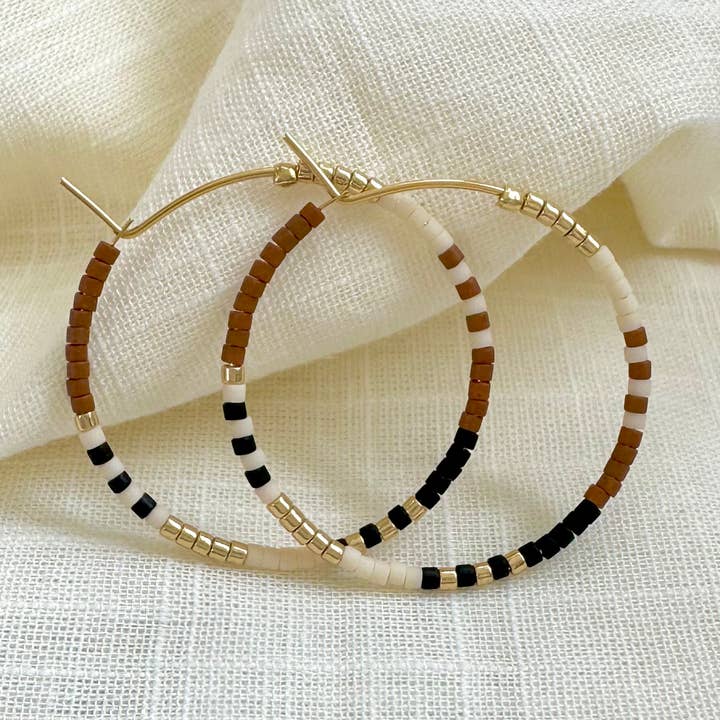 Orecchini a cerchio con perline - Toni neutri ricchi per la vendita all'ingrosso da parte di Ocean Breakup