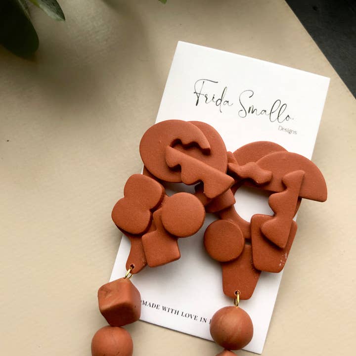 Frida Smallo Designs – Engroshandel Hængeøreringe og creoløreringe – Abstrakt skulpturer Polymer ler øreringe