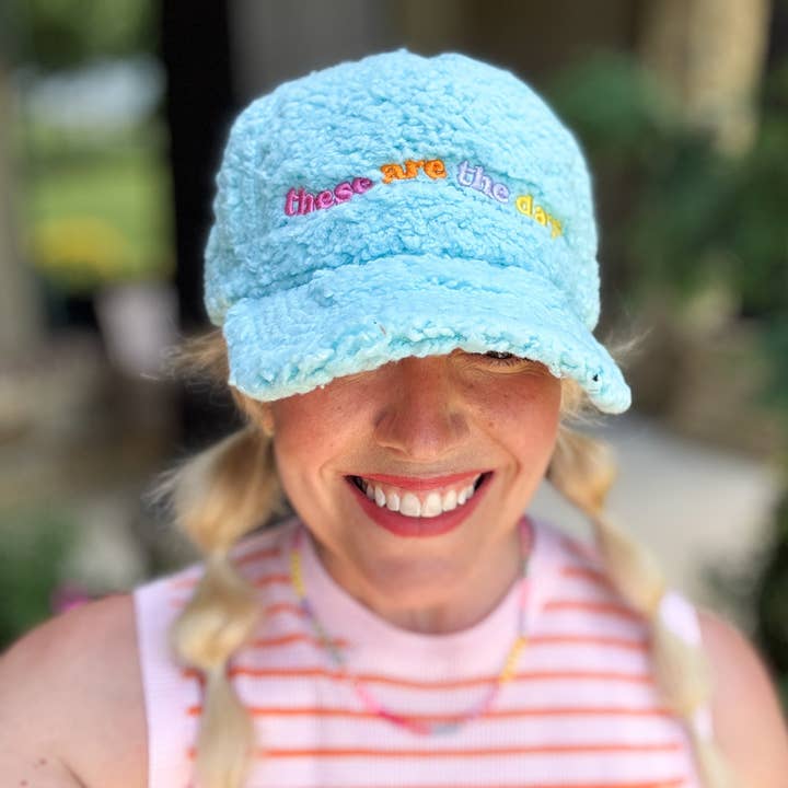 Casquette de baseball brodée - "Ce sont les jours" - Sherpa bleu pour la vente par Taylor Elliott Designs