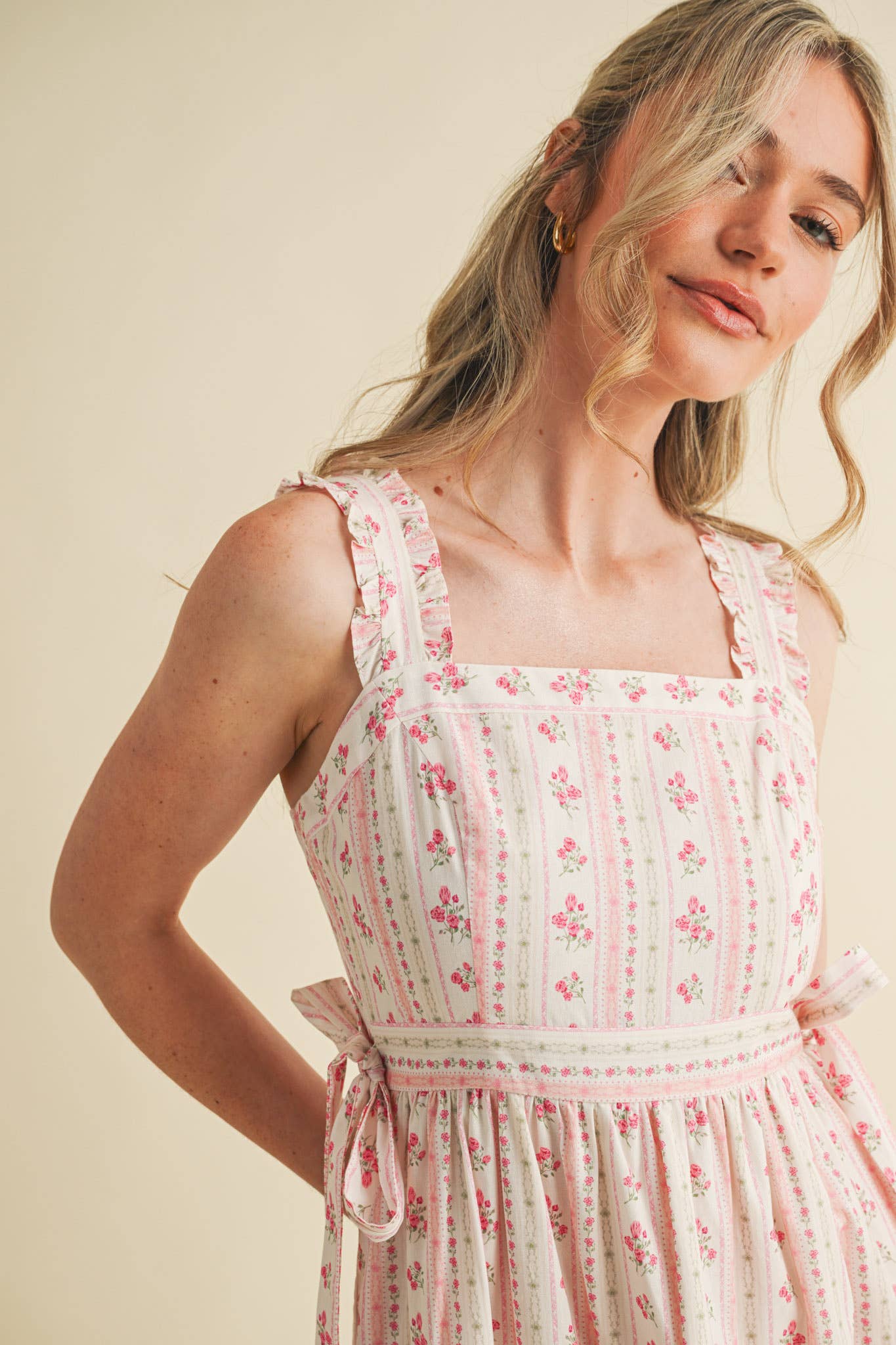 &MERCI - Wholesale Dress - Women's - RUFFLED STRAP FLORAL MIDI DRESS WITH SIDE TYING BOWS MDR35866