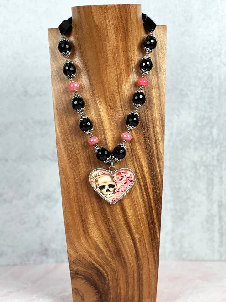 Collier Dia de los Muertos représentant des crânes et des roses roses pour la vente par Scarlette Dove