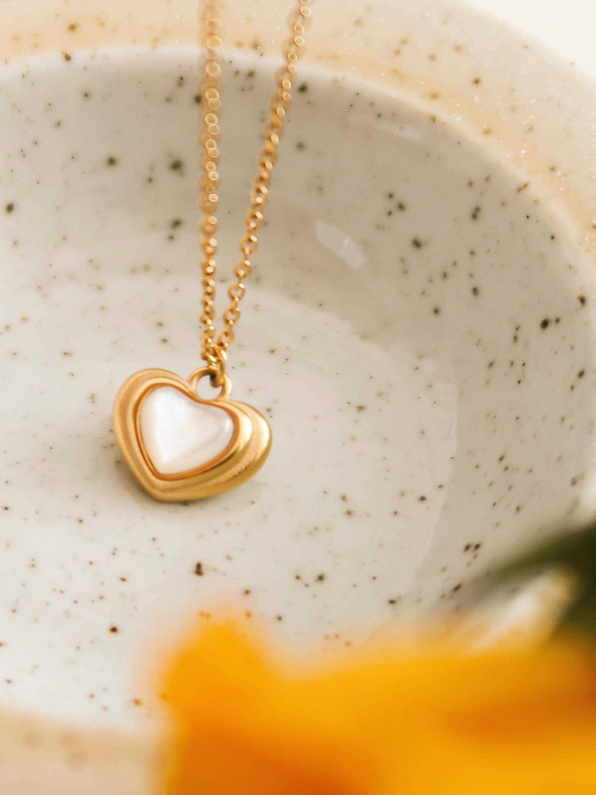 Blanco Collar Jennie-White con forma de corazón con piedra de concha que no se deslustra de venta al por mayor en Faire