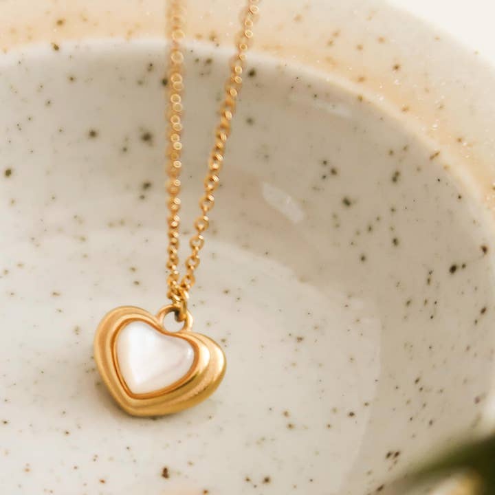 Blanco Collar Jennie-White con forma de corazón con piedra de concha que no se deslustra de venta al por mayor en Faire0